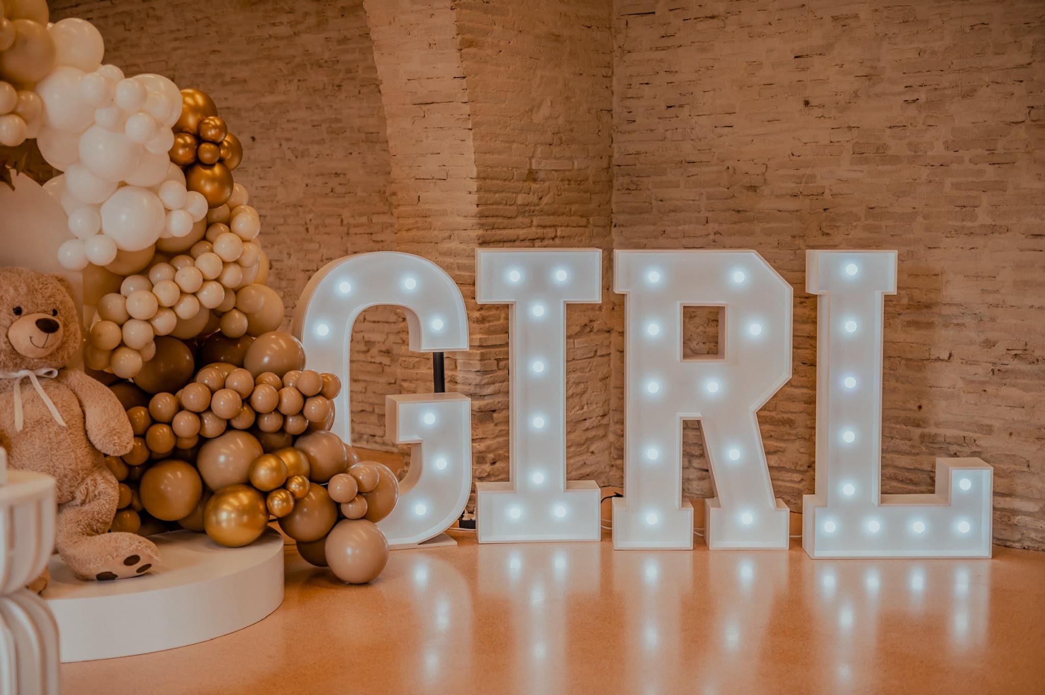 Lettres lumineuses GIRL pour gender reveal