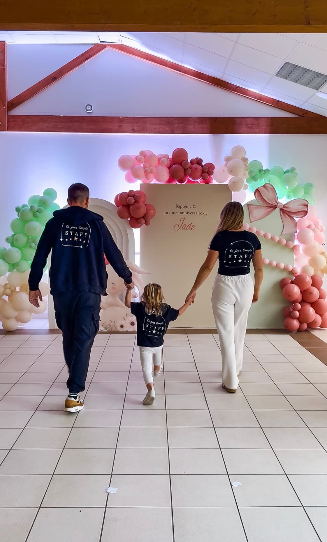 Julie, Alexandre et leur fille en équipe le jour J