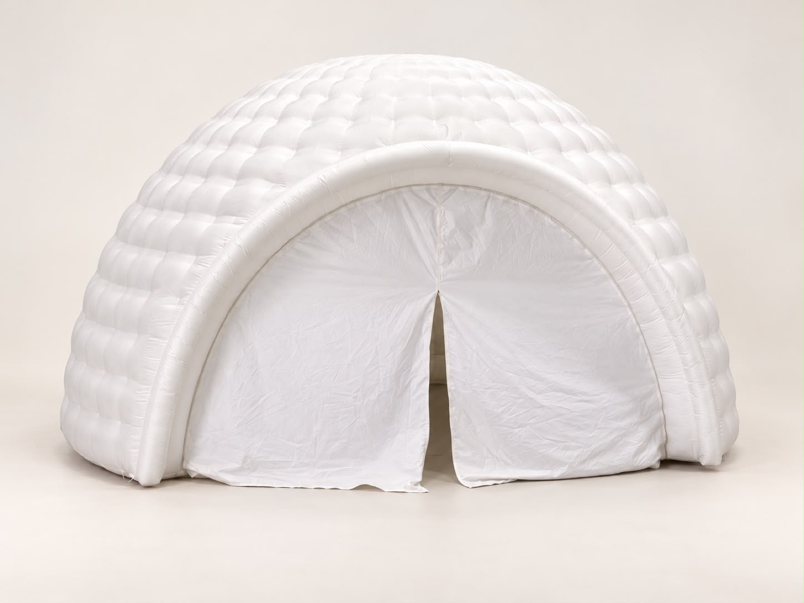 Igloo blanc gonflable lumineux avec rideau d'entrée