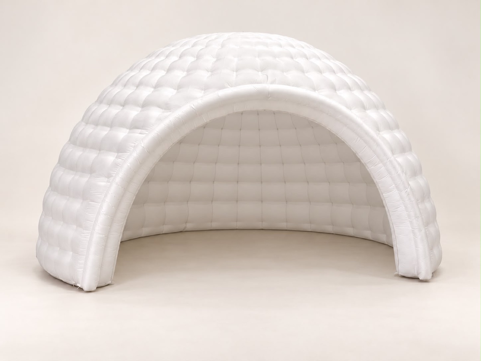 Igloo blanc gonflable lumineux, vue de face